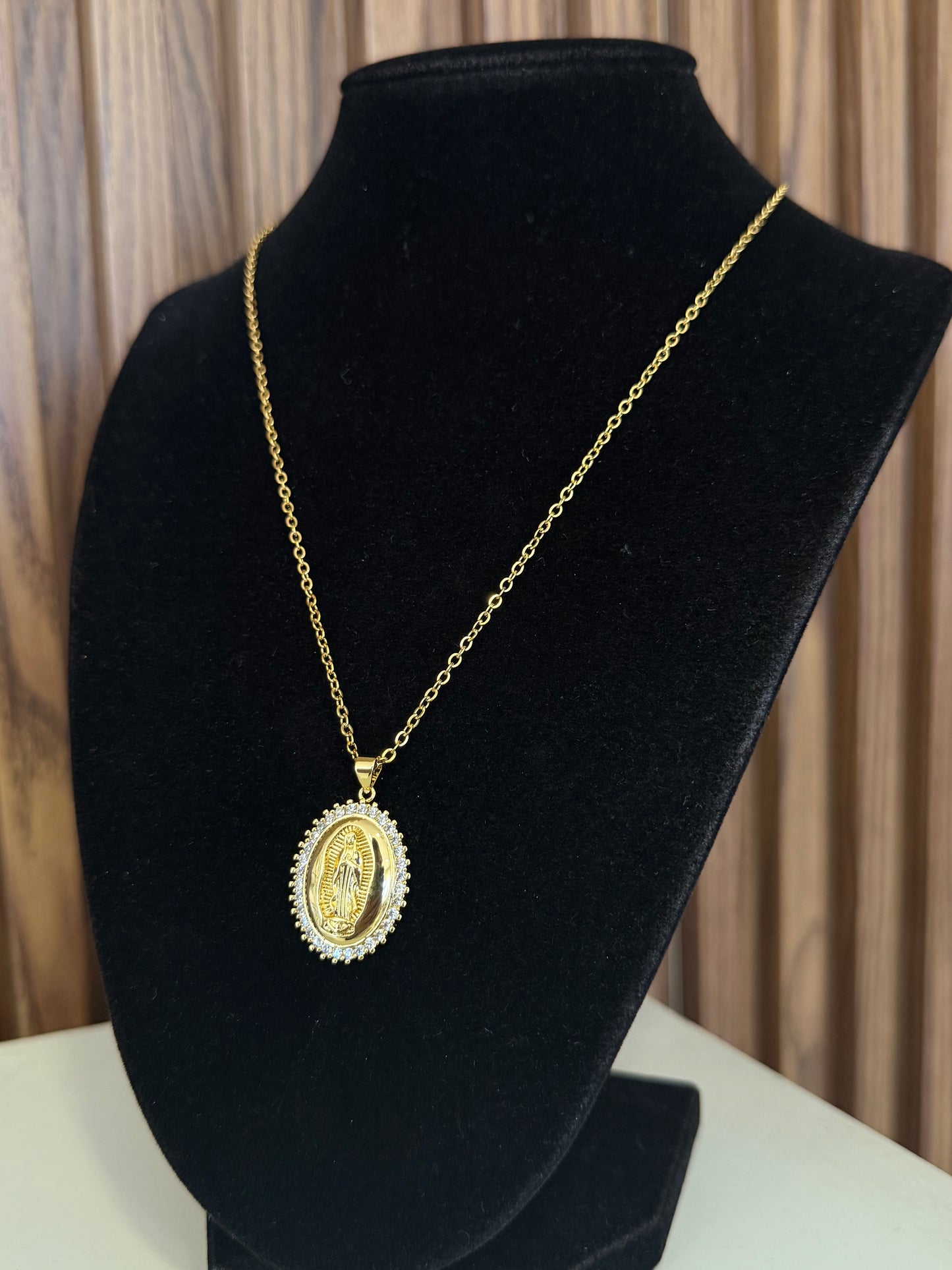 Collar virgencita ovalada fondo dorado zirconia # 44