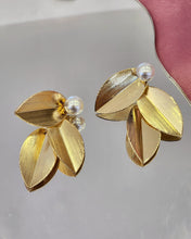 Cargar imagen en el visor de la galería, Aretes triple hoja colgante con perla fija #G16
