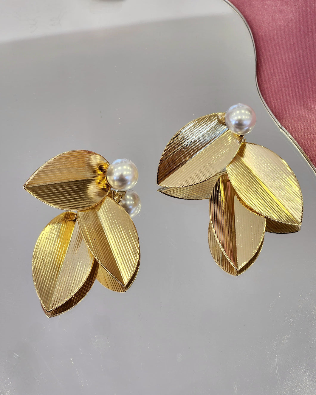 Aretes triple hoja colgante con perla fija #G16