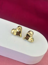 Cargar imagen en el visor de la galería, Aretes corazon plastiacero #C201
