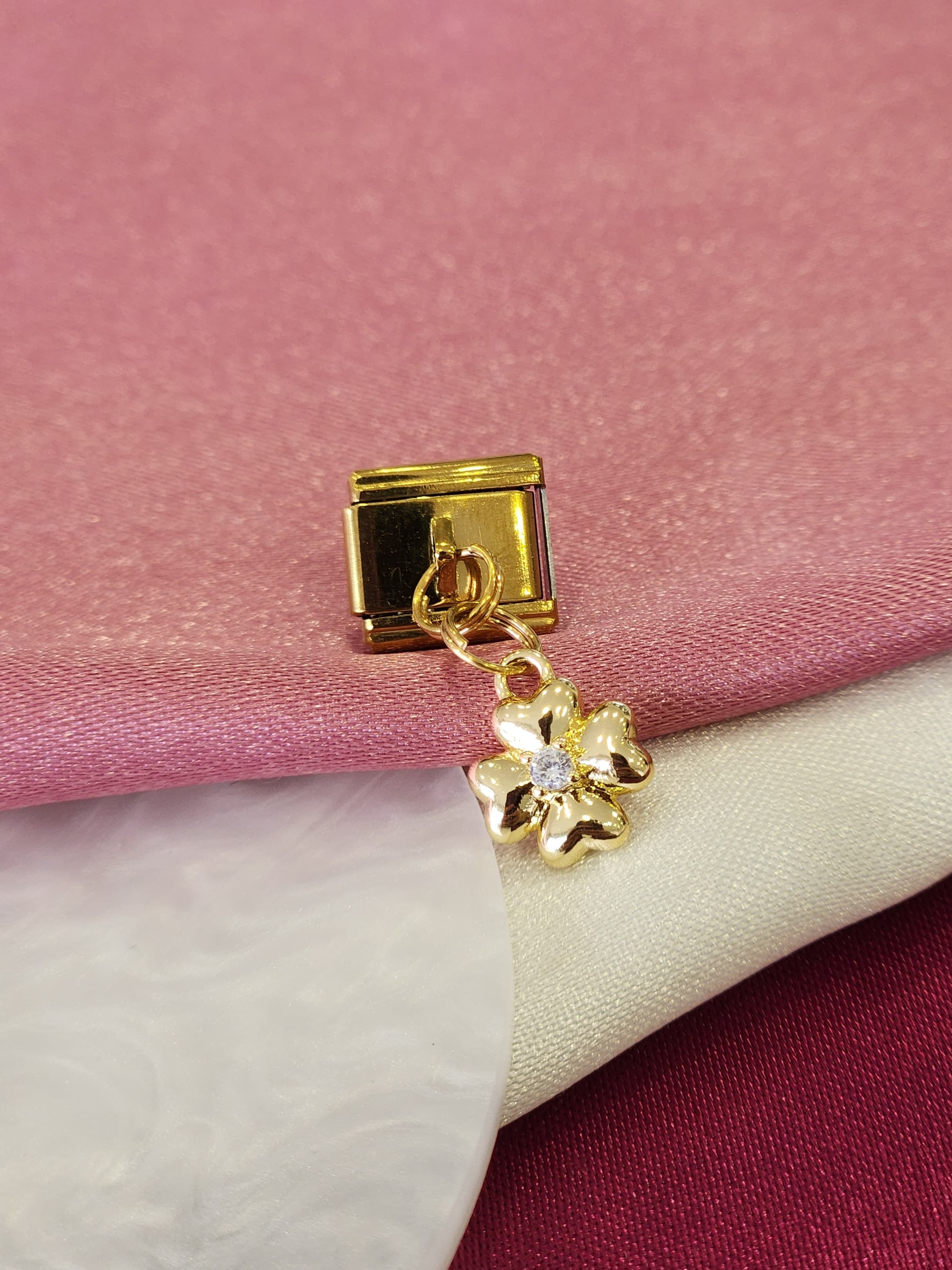 Charm trebol punto zirconia dorado