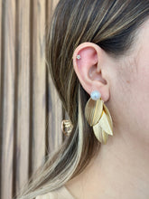Cargar imagen en el visor de la galería, Aretes triple hoja colgante con perla fija #G16
