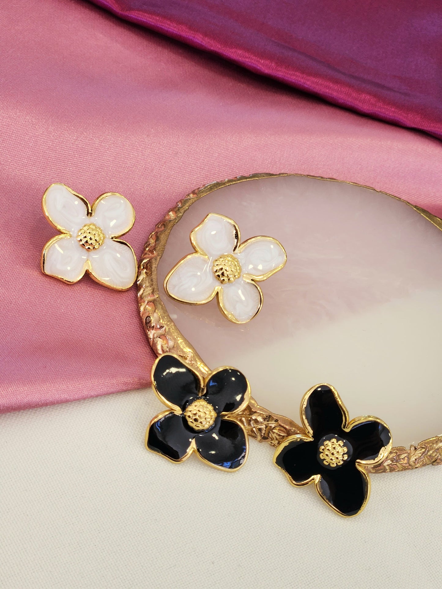 Aretes flor 4 petalos negro y blanco #B4.6