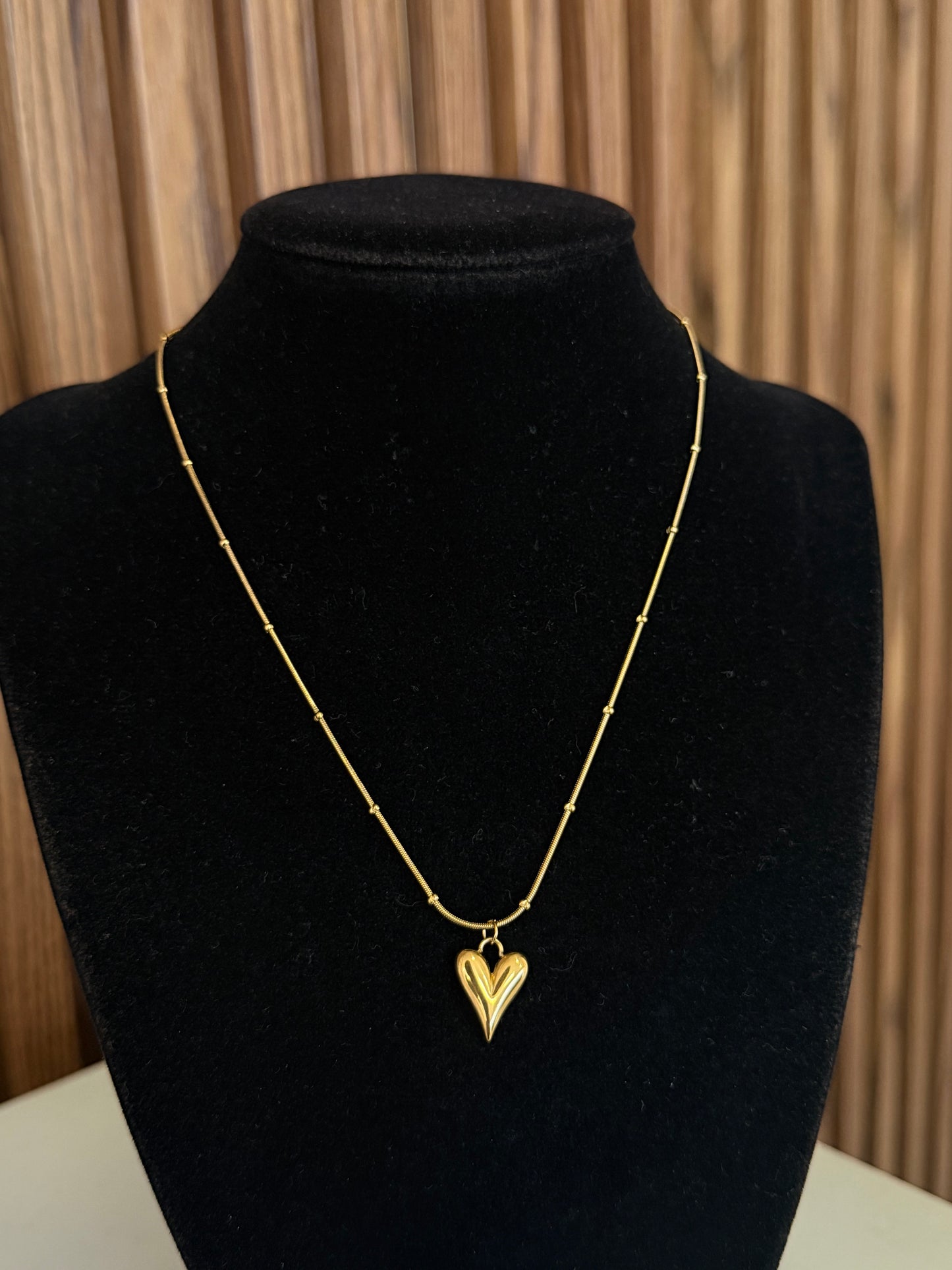 Collar corazon alargado solido