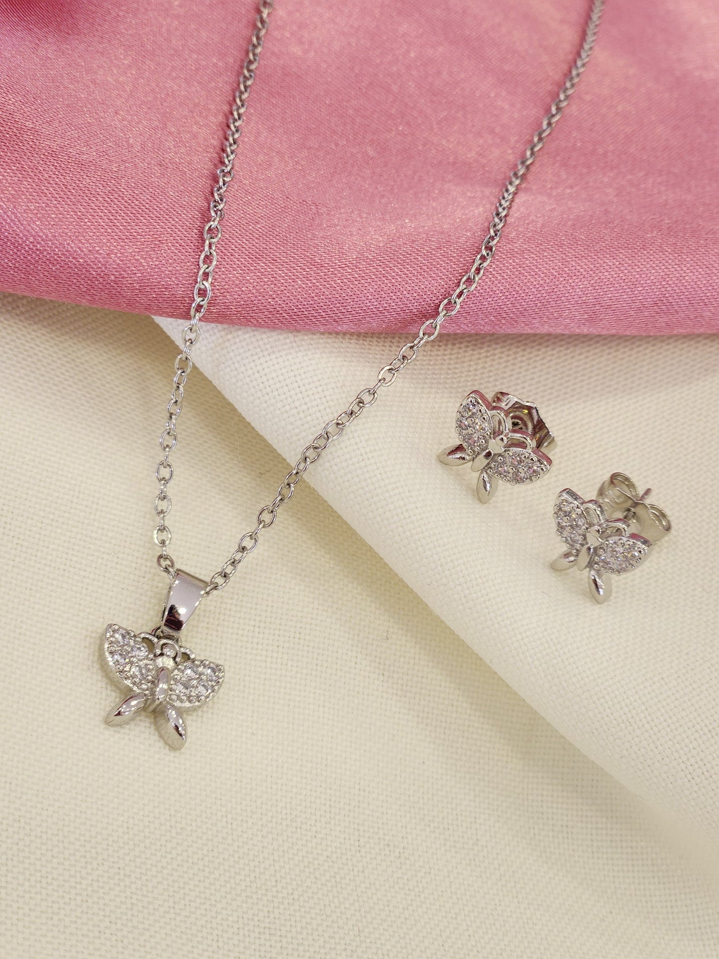Set collar y aretes mariposa zirconia