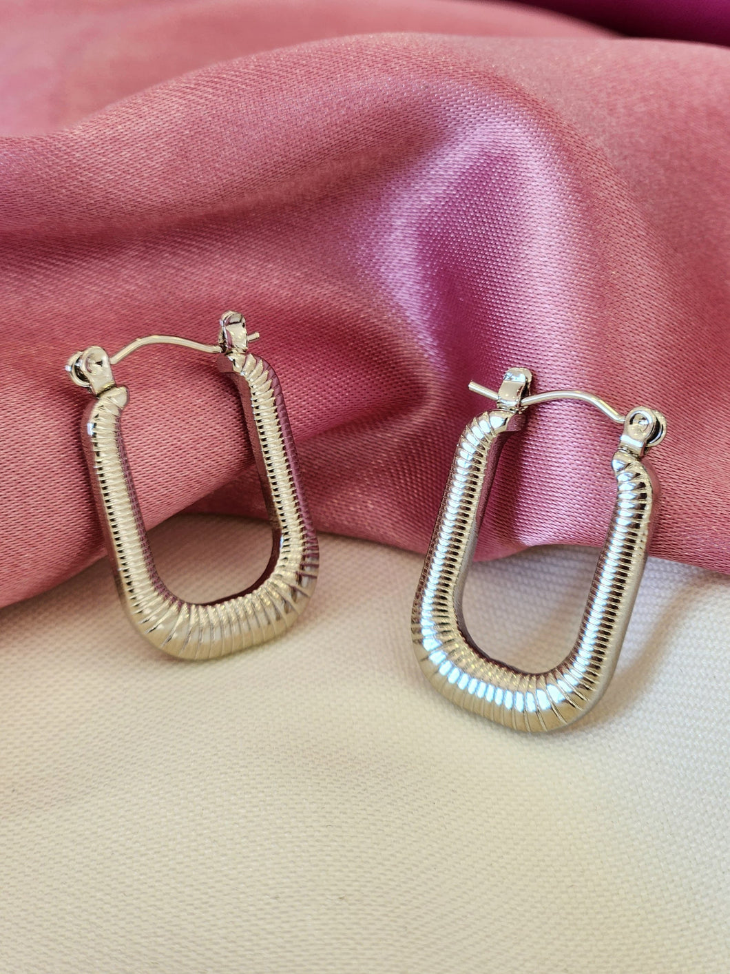 Aretes rectangulares plateados curva esquinas líneas #F19