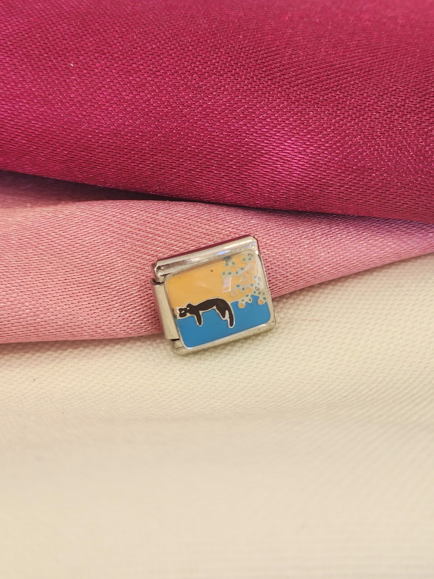 Charm gato acostado #17