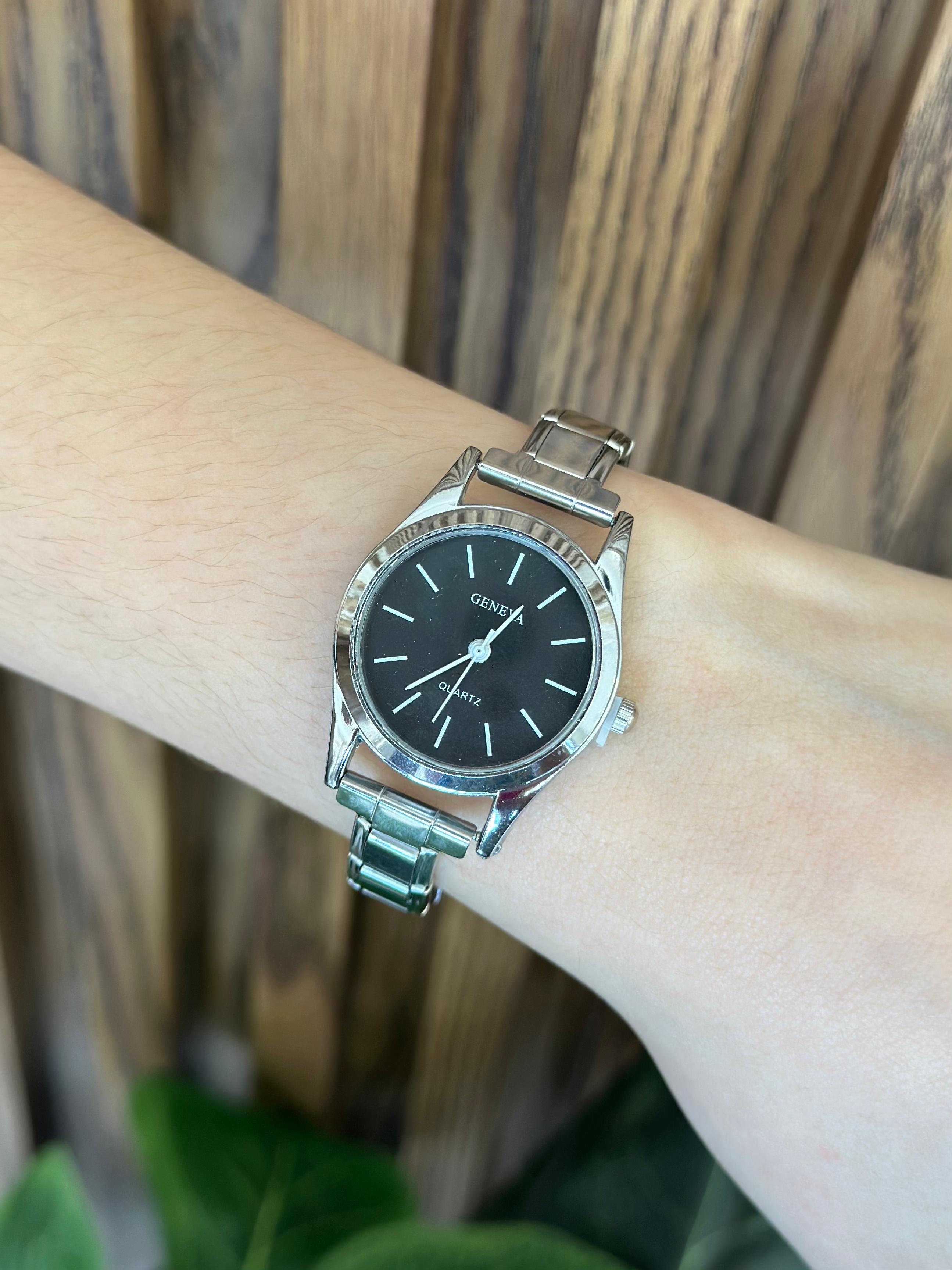 Reloj negro redondo lineas #F25