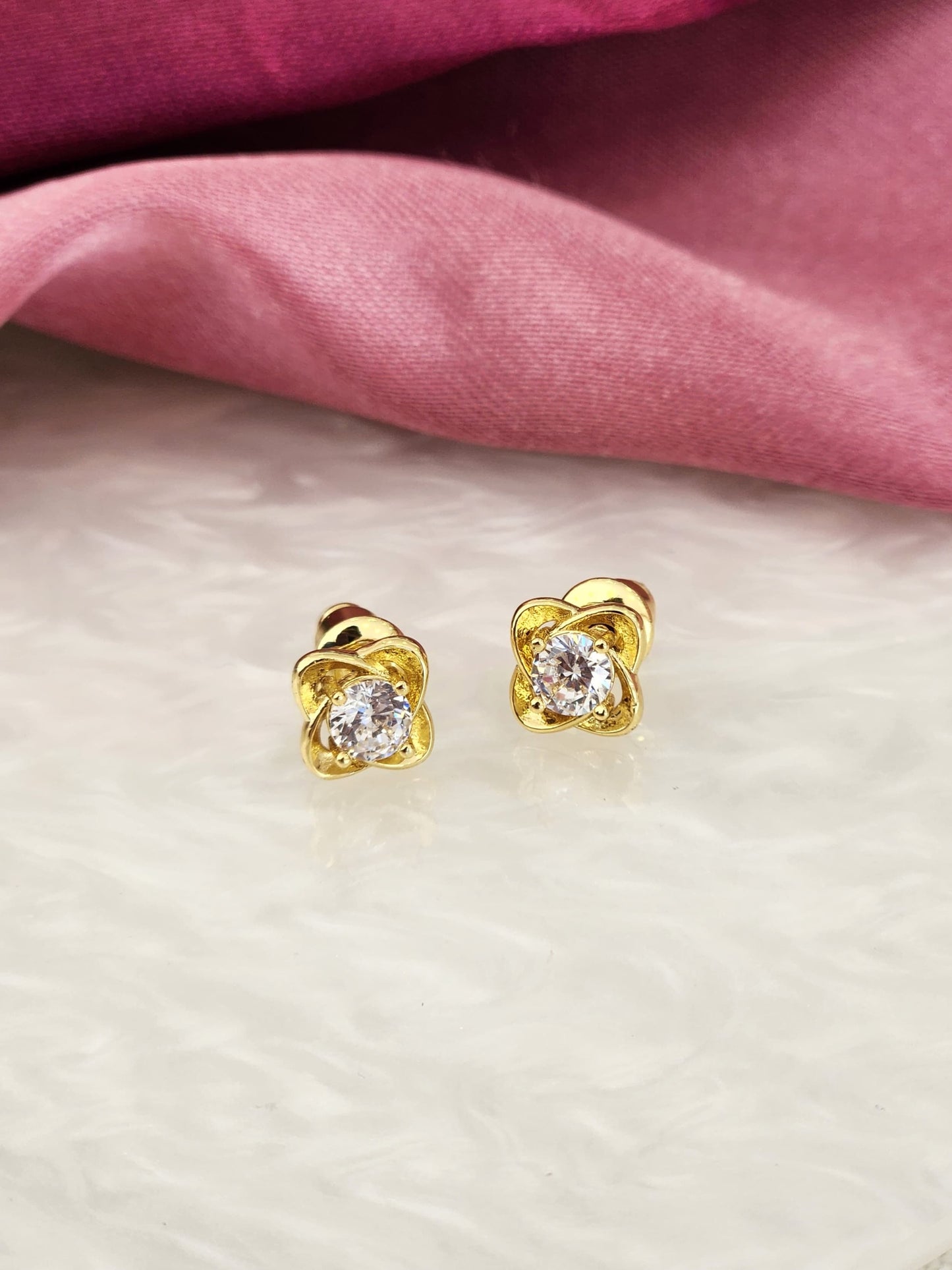 Aretes mini flor punto zirconia #104B