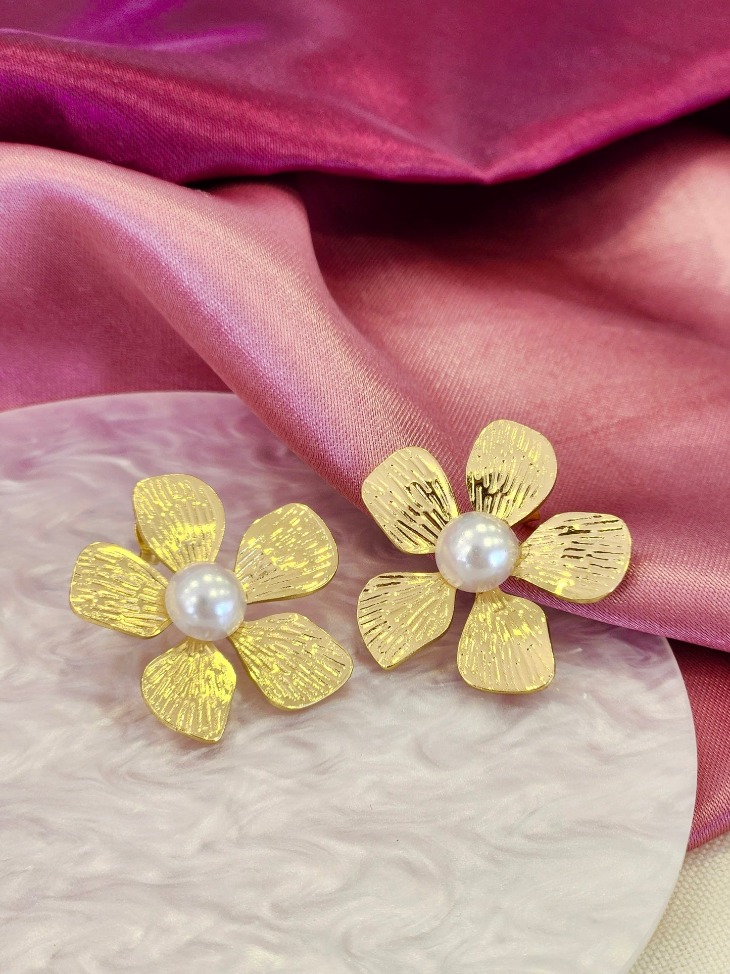 Aretes flor perla central lineas #R21