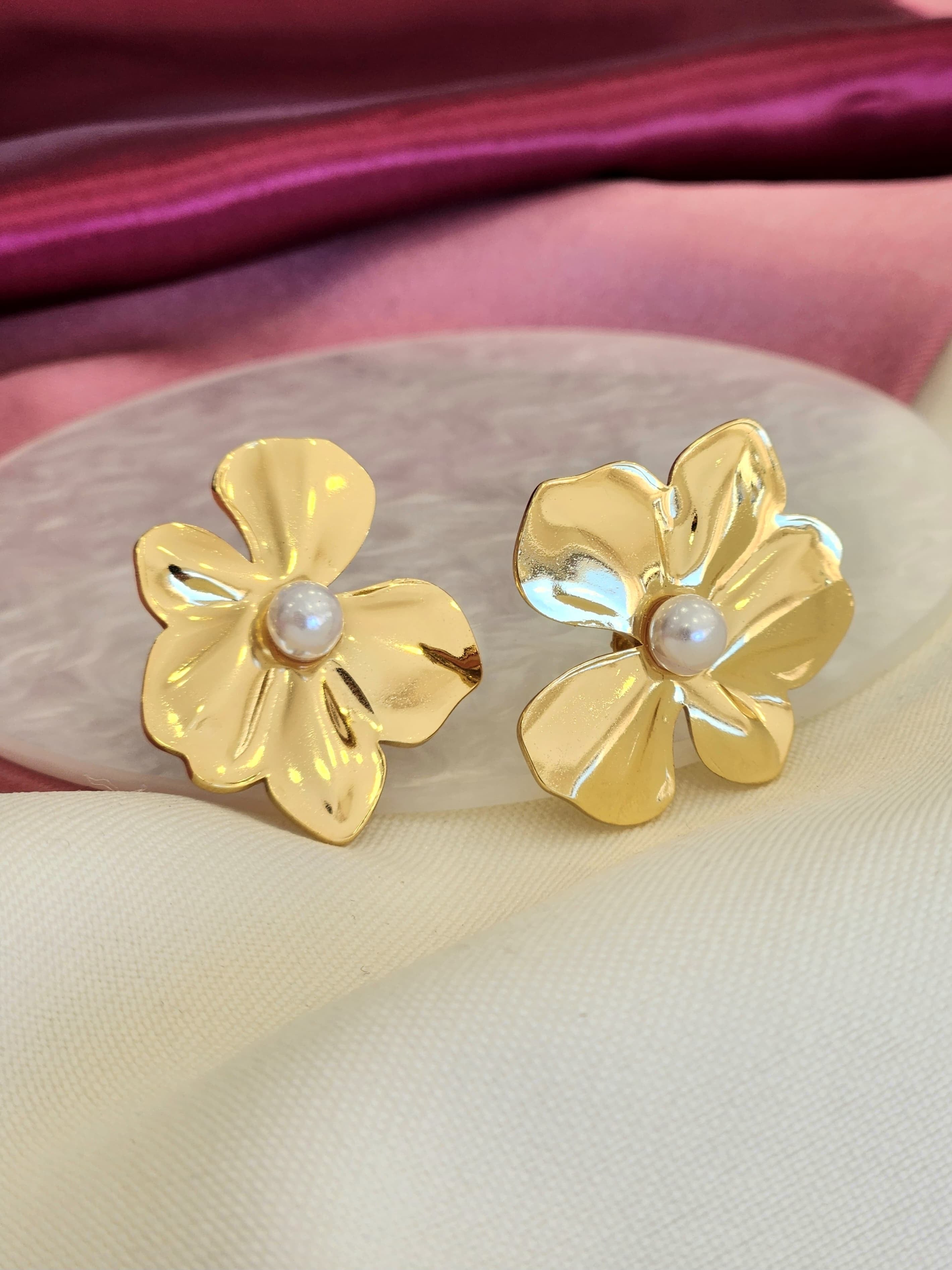 Aretes flor aplastada perla #E2