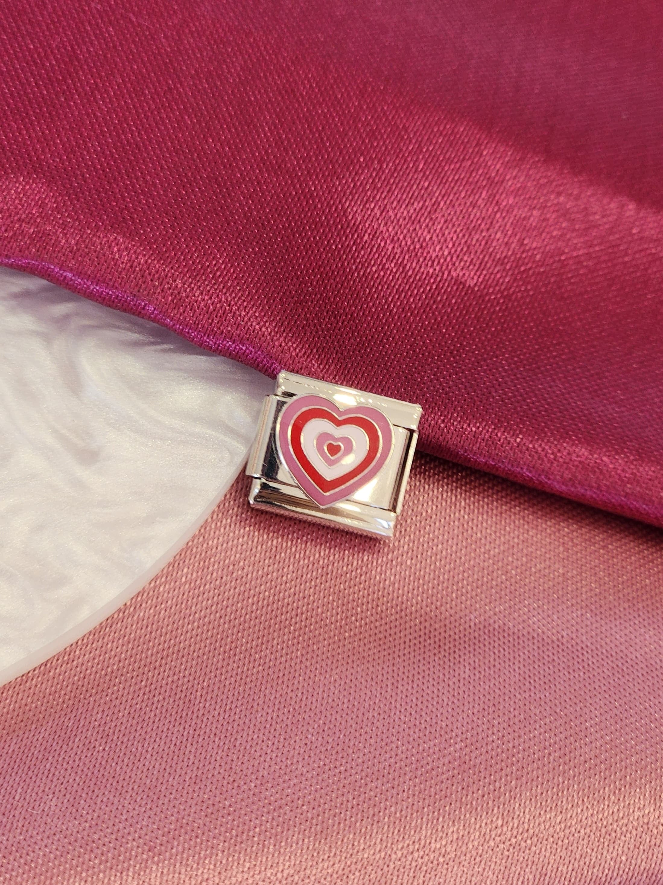 Charm corazones internos rosas