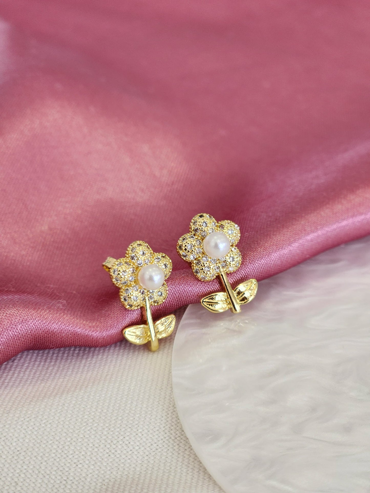 Aretes flor con tallo perla zirconia #82