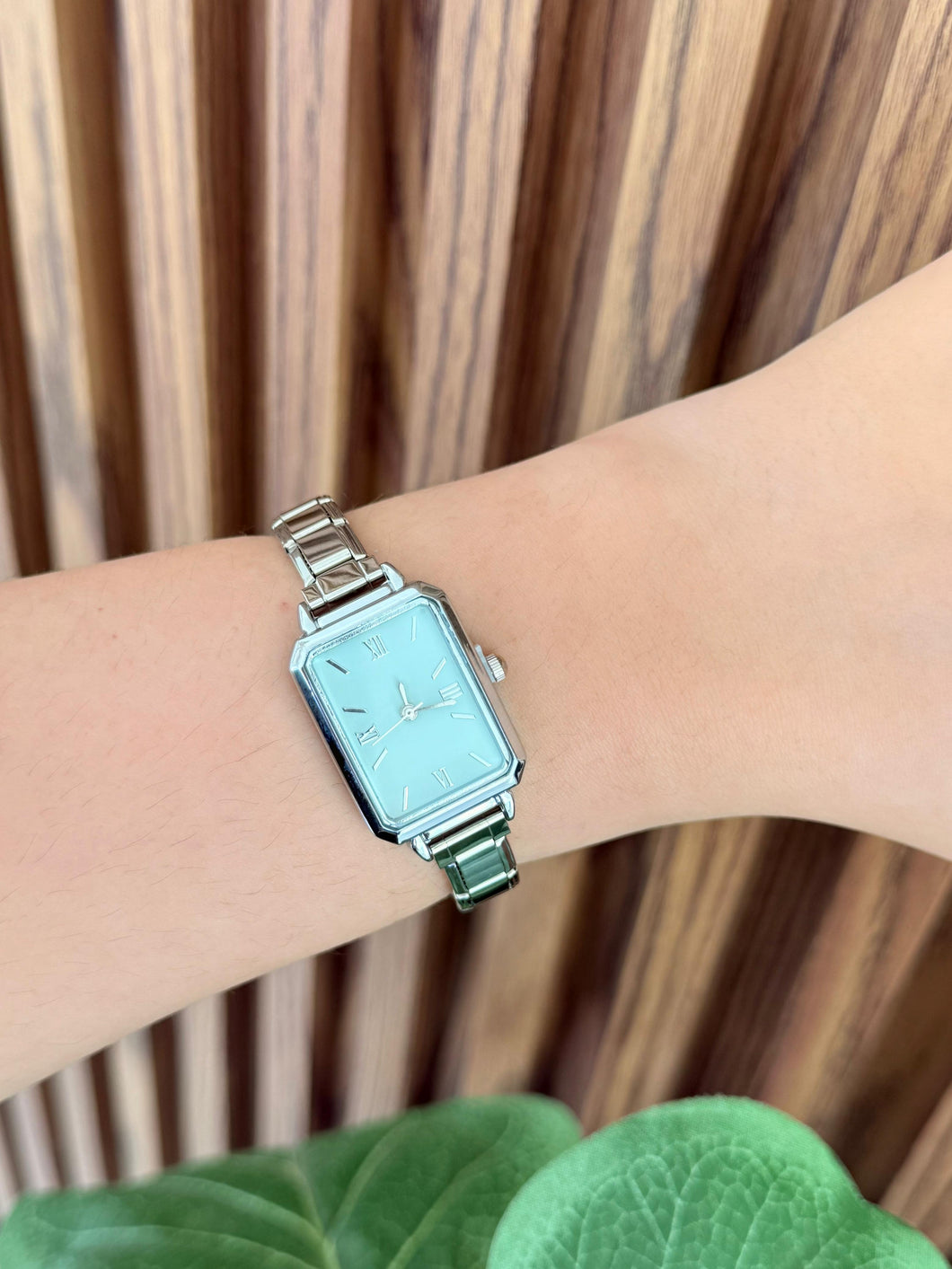 Reloj plateado rectangular azul claro #A3