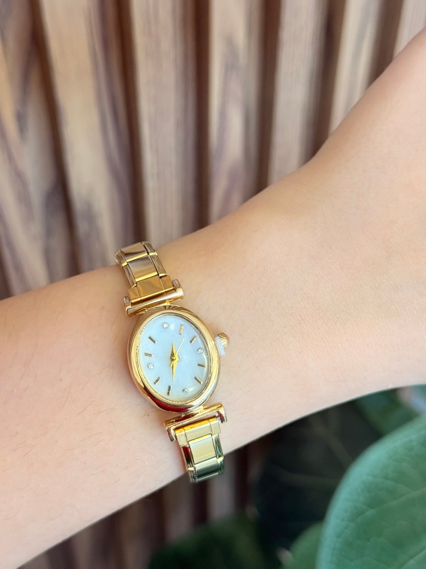 Reloj ovalado blanco 4 puntos zirconia H16.1