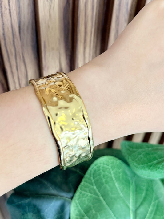 Pulsera solida irregular dorada #C198