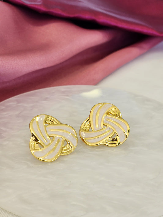 Aretes nudo entrelazado blanco lineas doradas #J13
