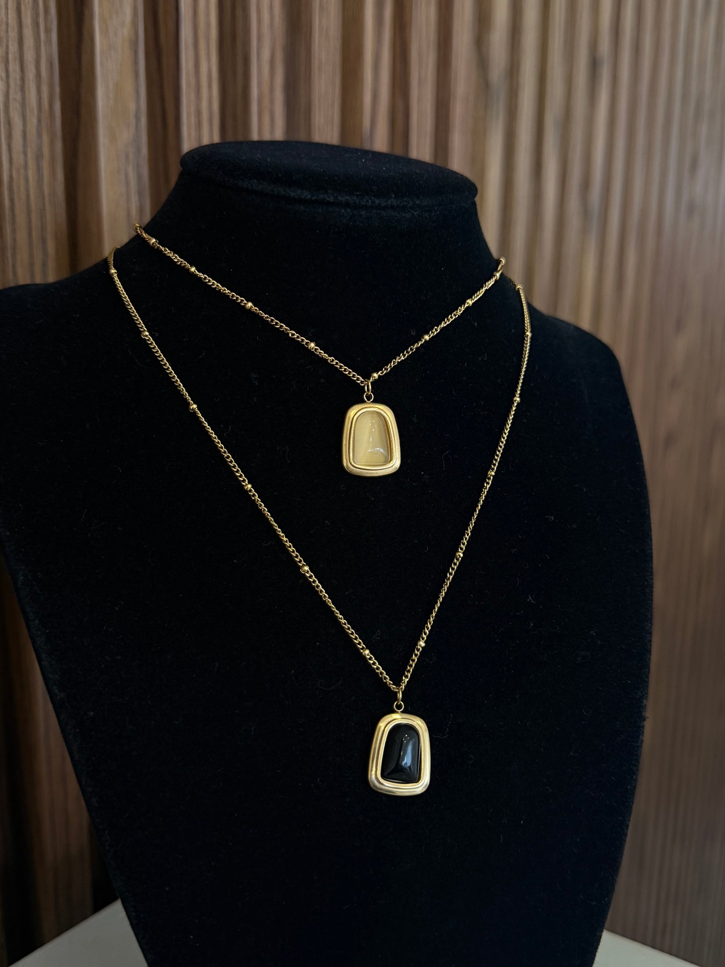 Collar rectangular boton bolitas #B0.5