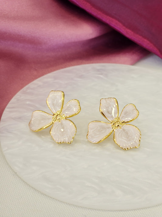 Aretes flor beige 4 petalos irregular #E32