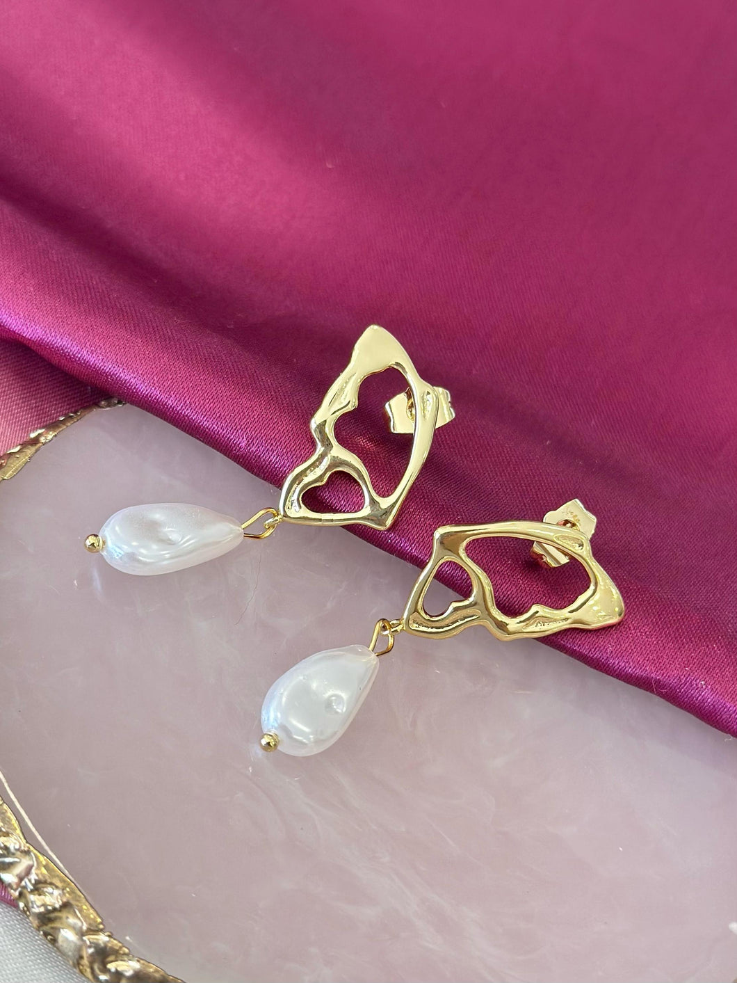 Aretes mariposa perla colgante #E22