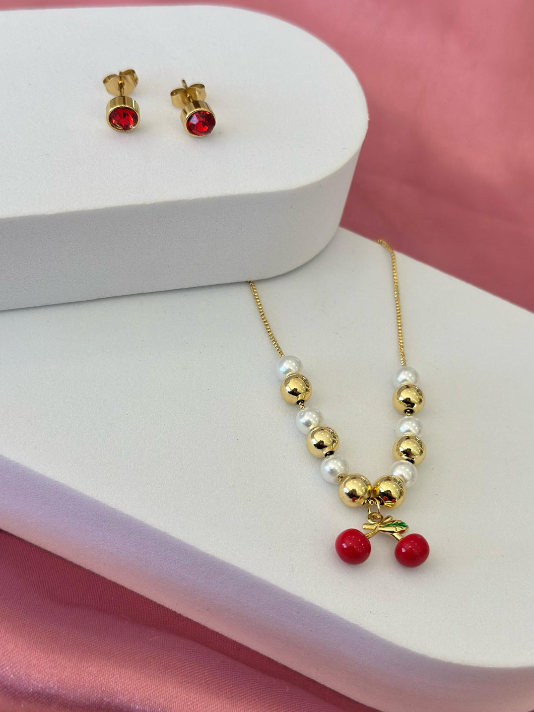 Collar y aretes cereza perlas y bolitas doradas #C139