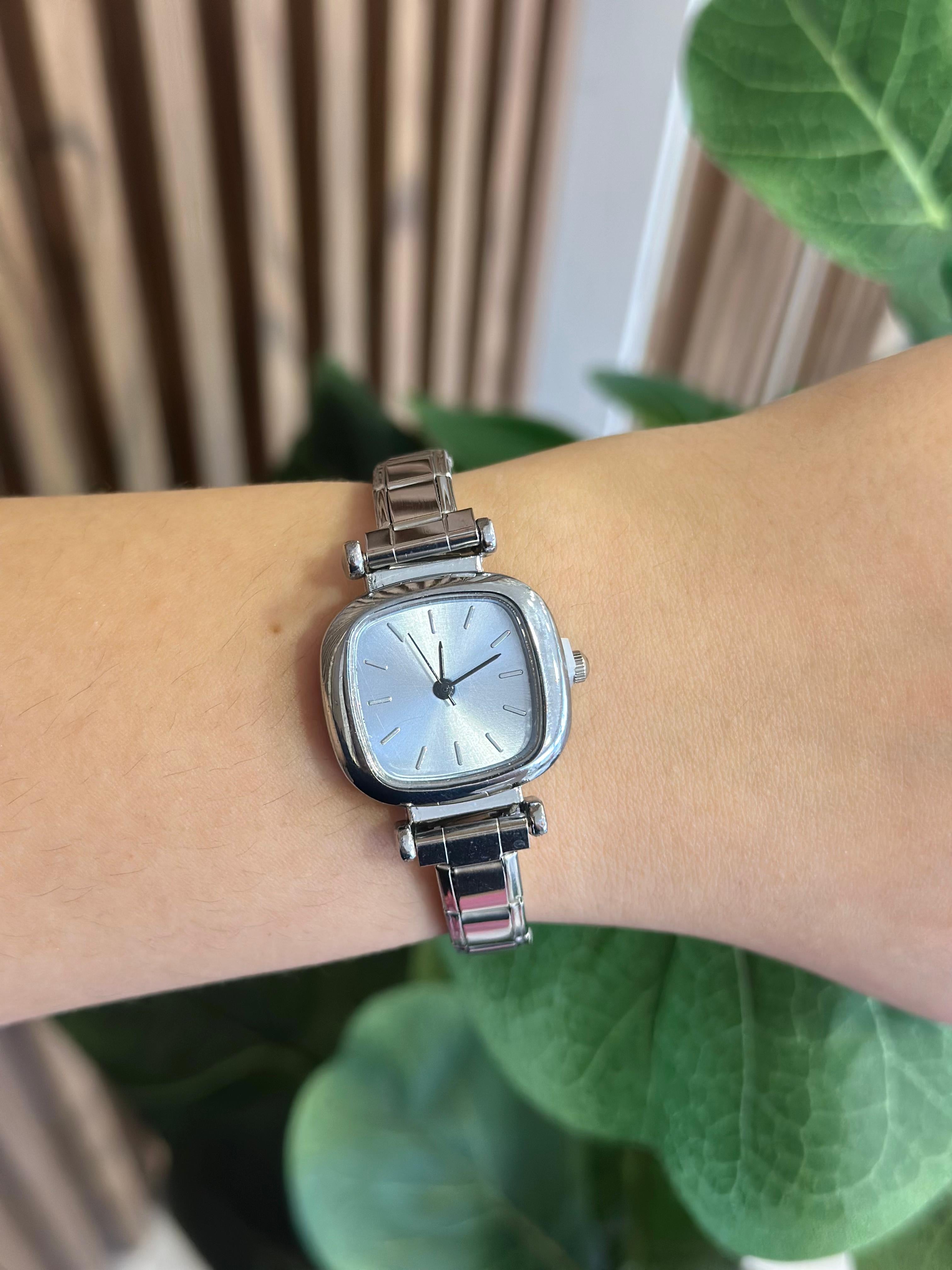 Reloj azul semicuadrado #F22