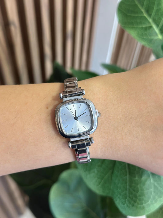 Reloj azul semicuadrado #F22