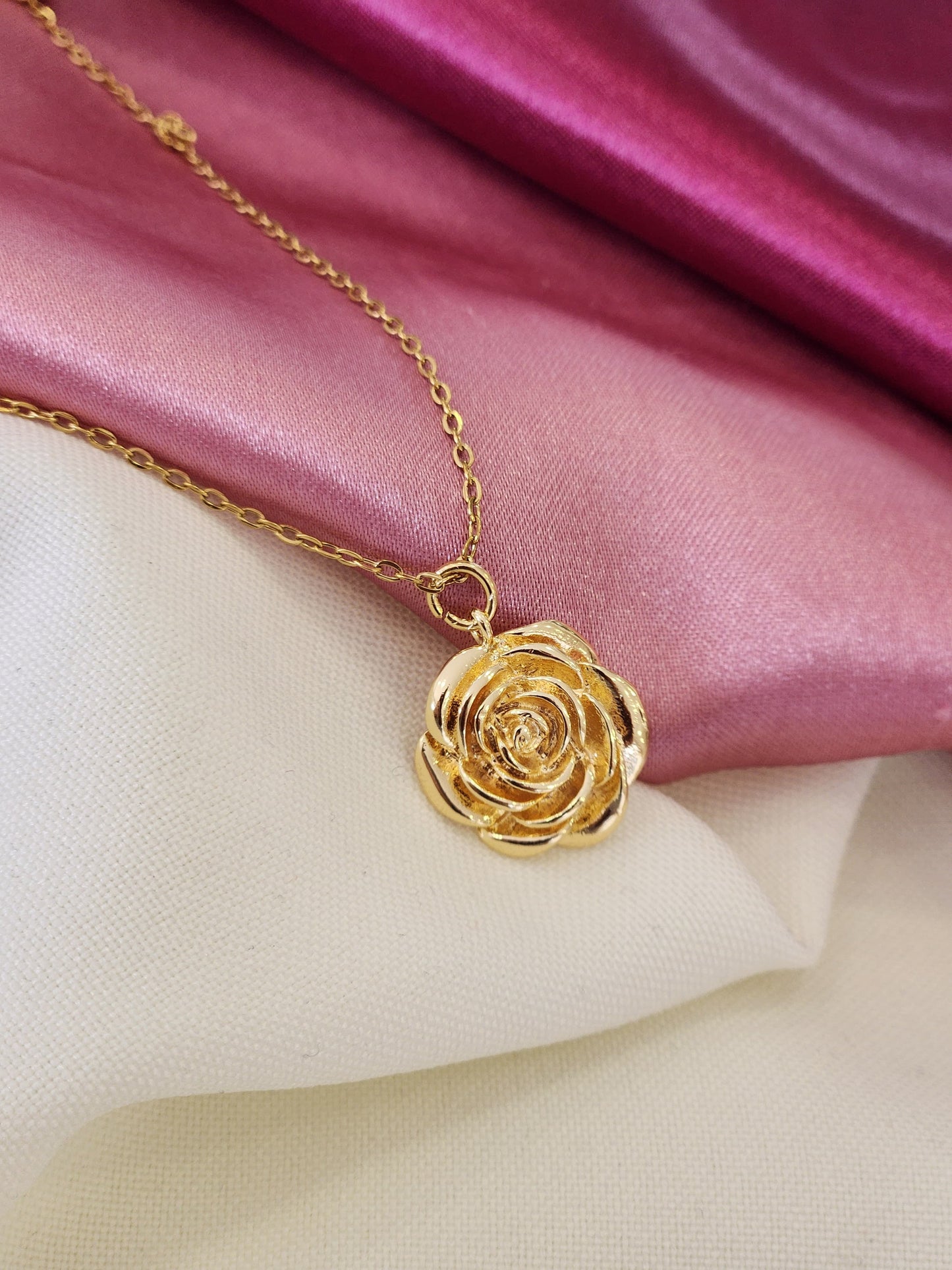 Collar rosa petalos #GG