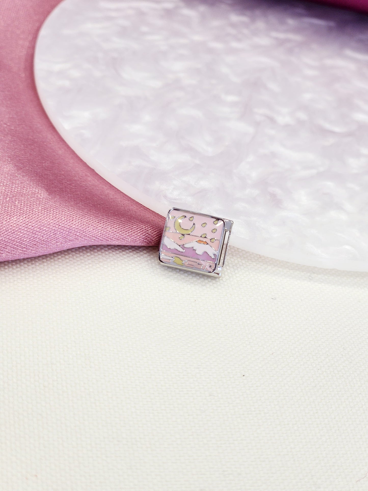 Charm volcan luna #12
