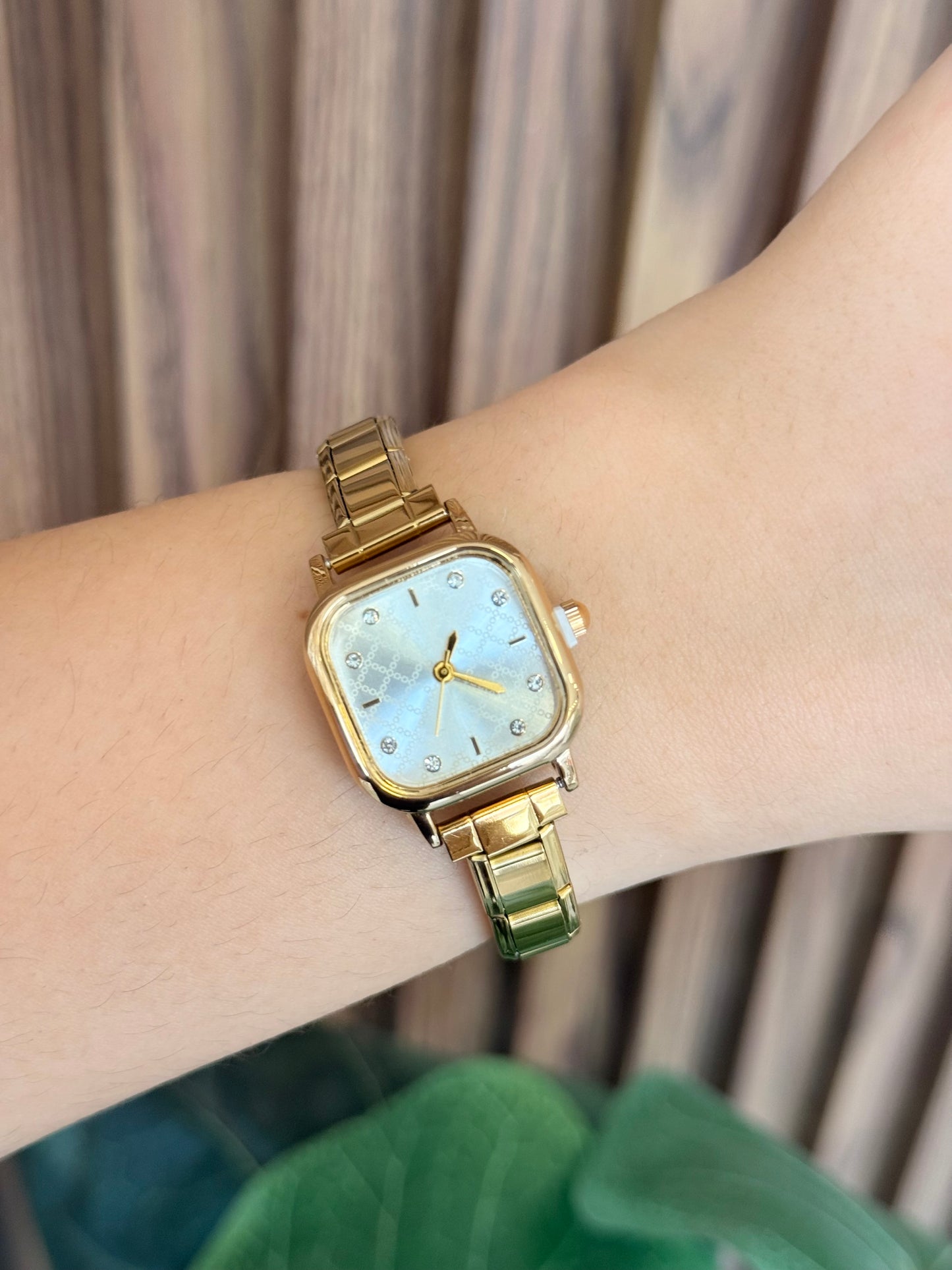 Reloj dorado fondo rombo blanco # L19