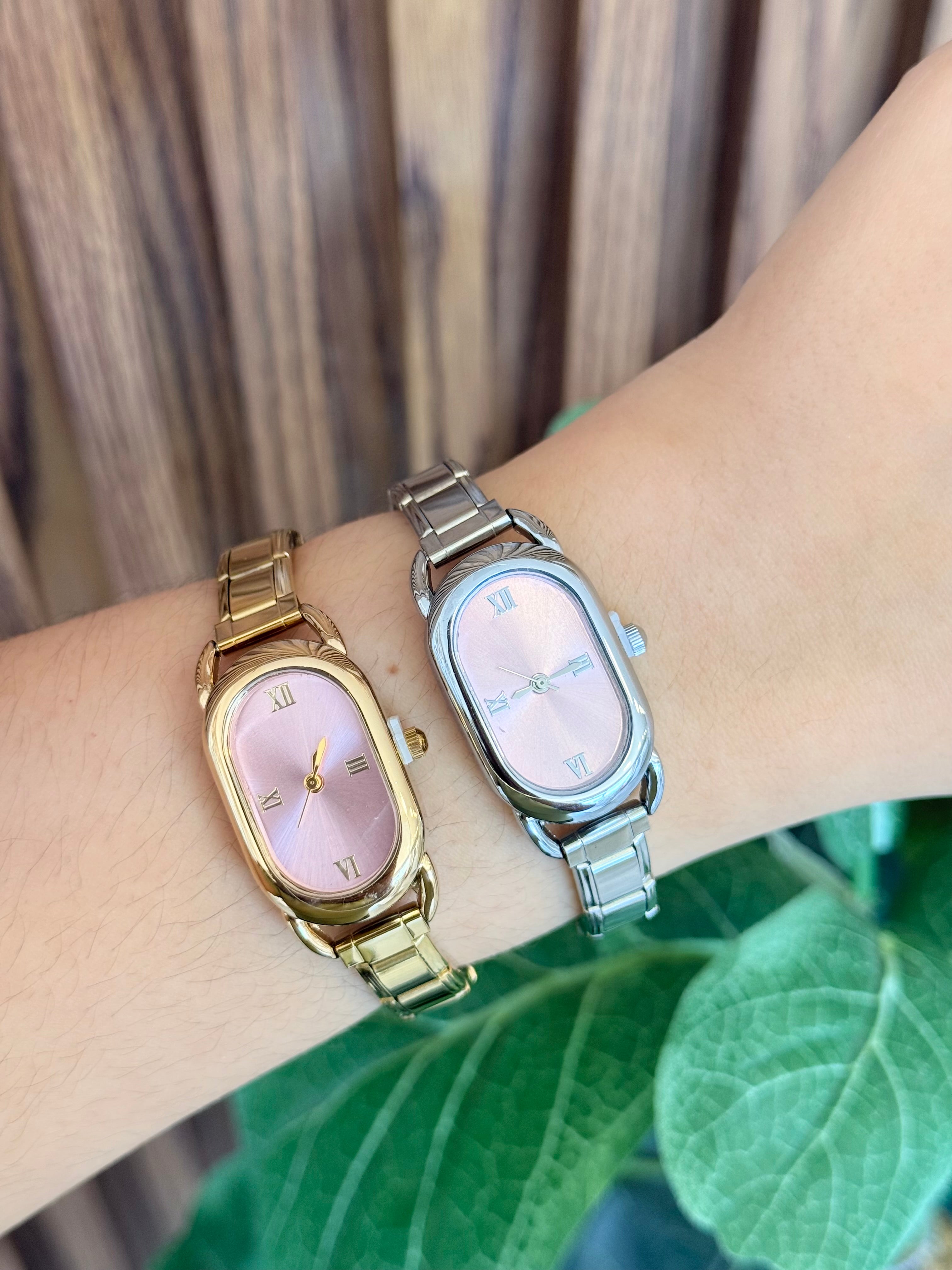 Reloj ovalado romanos rosa