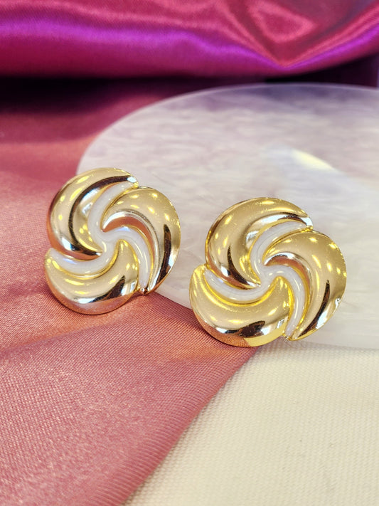 Aretes espiral dorado y blanco