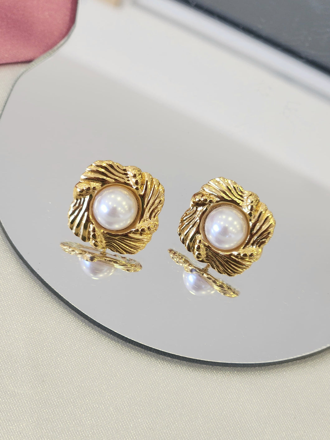 Aretes cuadrado perla lineas #A18