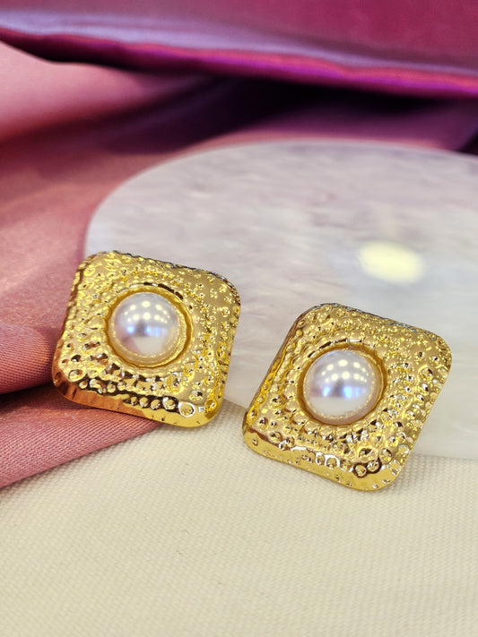 Aretes cuadrados martillados con perla al centro #F50