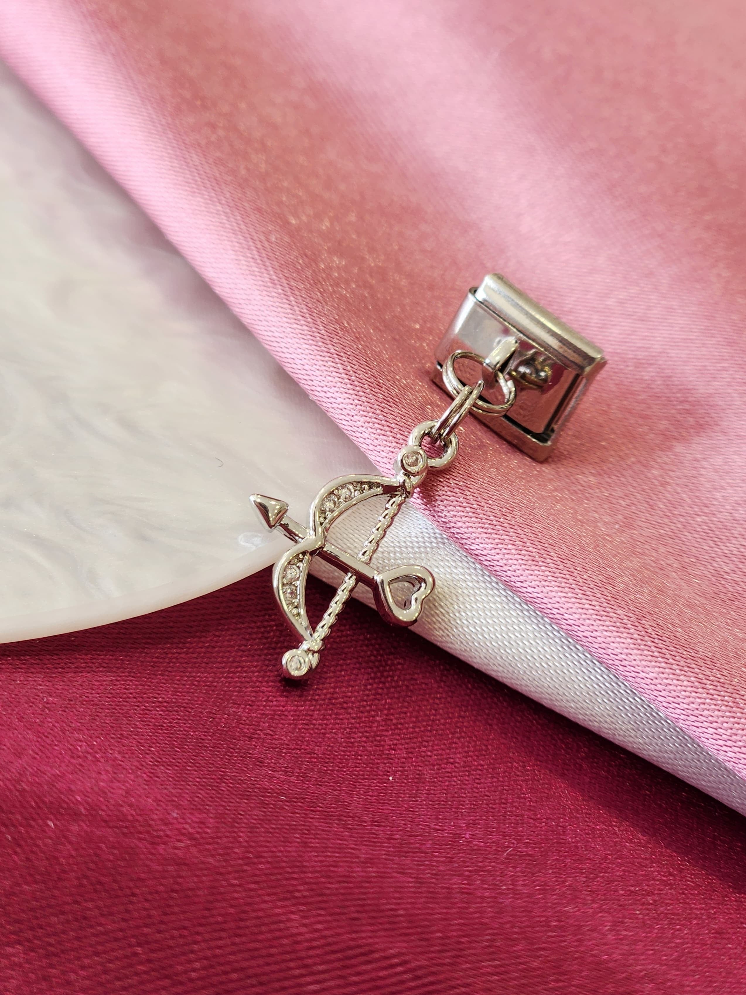 Charm arco plateado