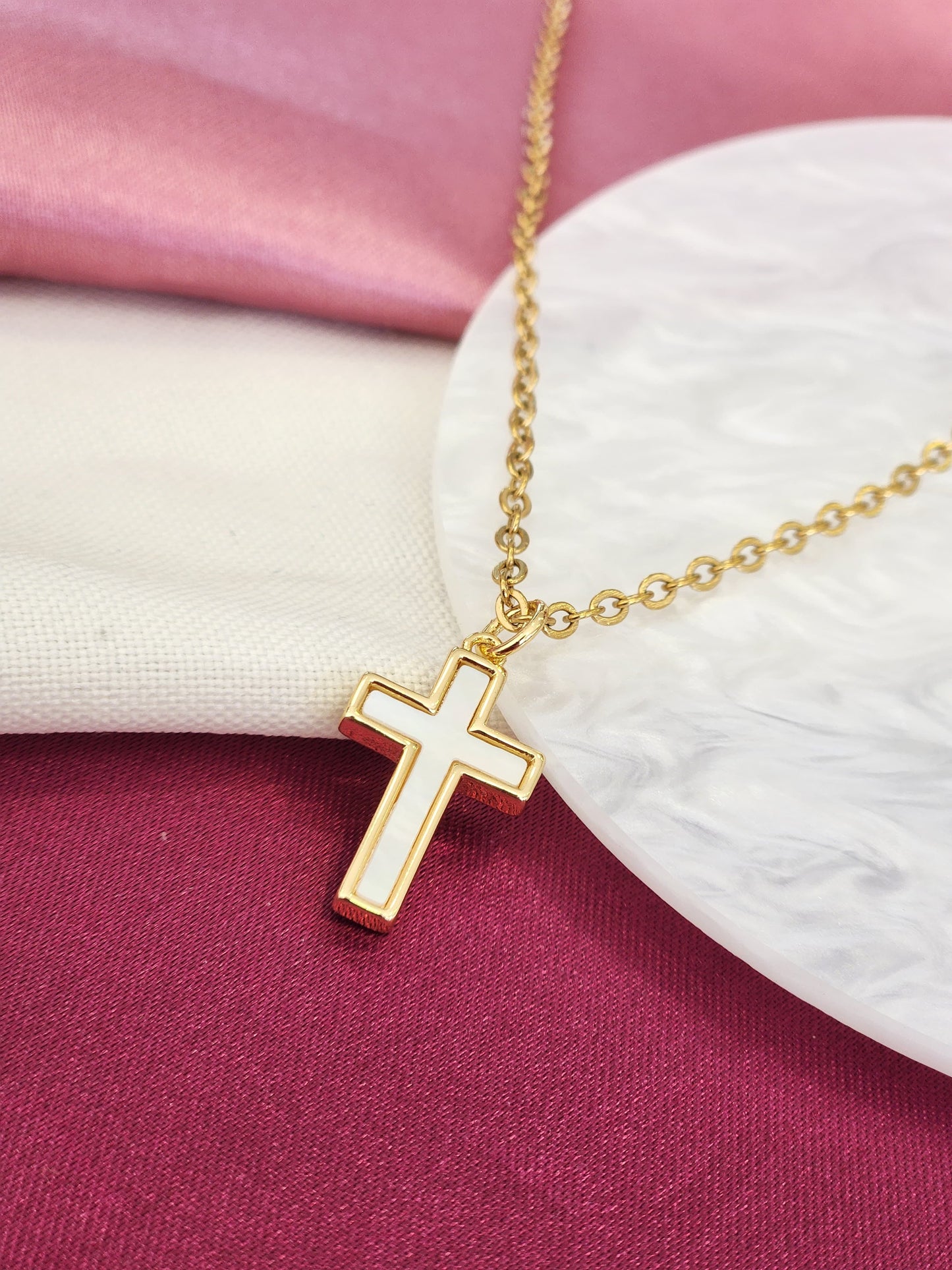 Collar cruz perla madre dorado #C