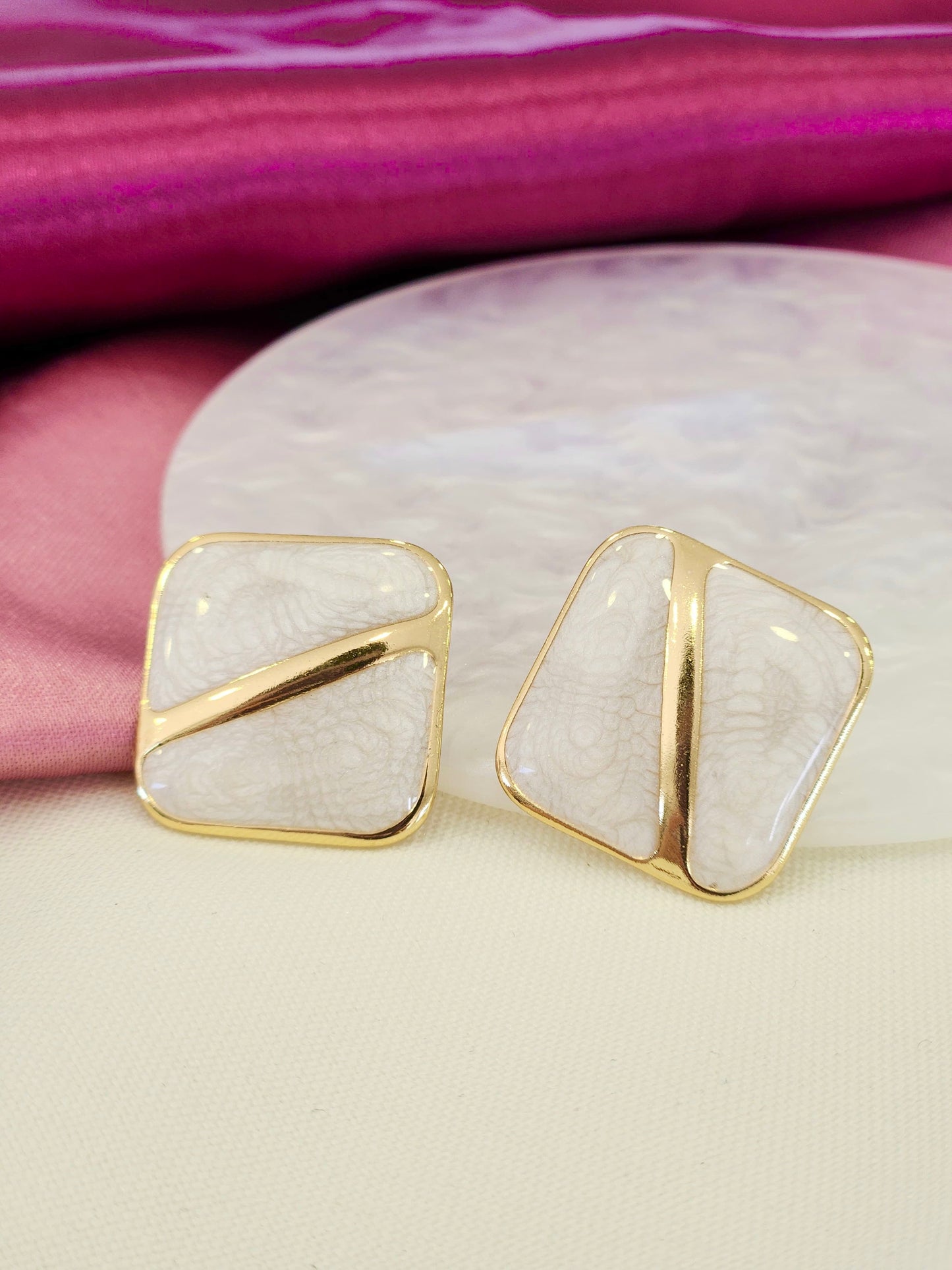 Aretes cuadrado mitad dorado