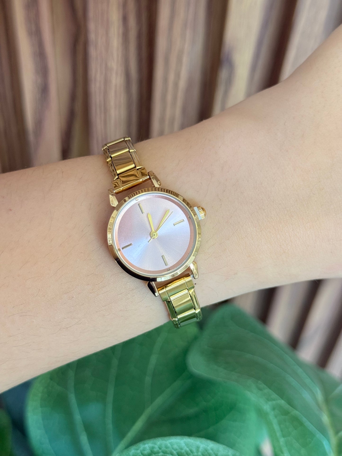 Reloj redondo dorado fondo rosa # F32