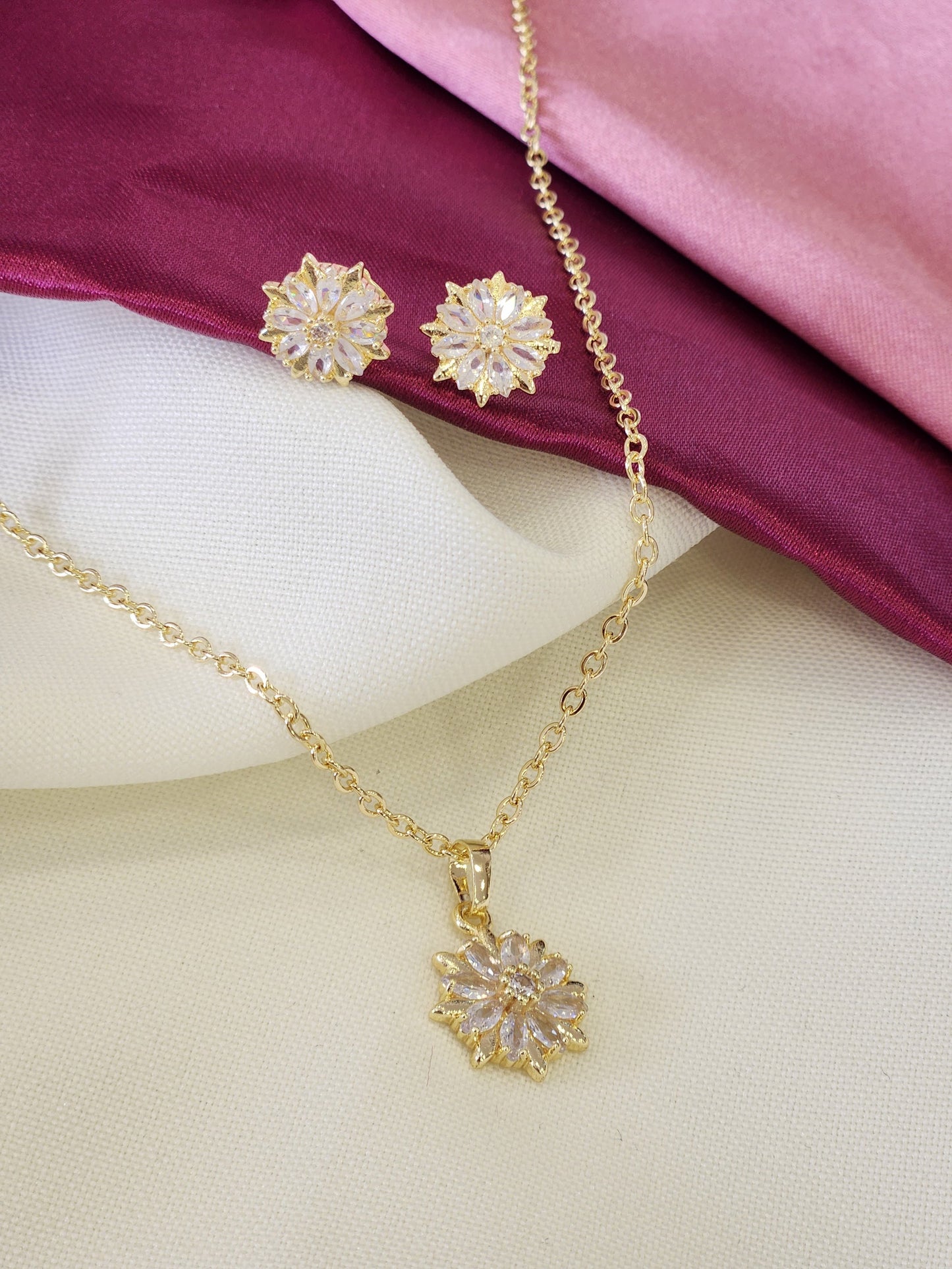 Set collar y aretes flor zirconia