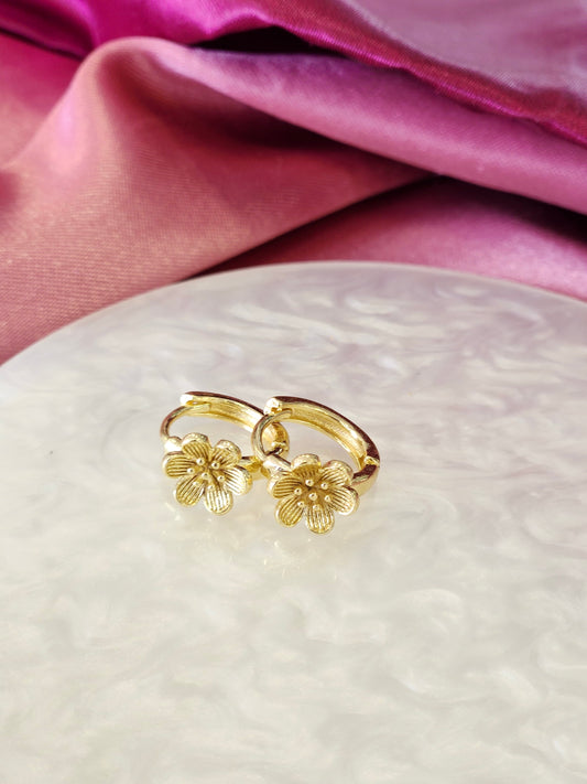 Aretes flor pequeña petalos lineas