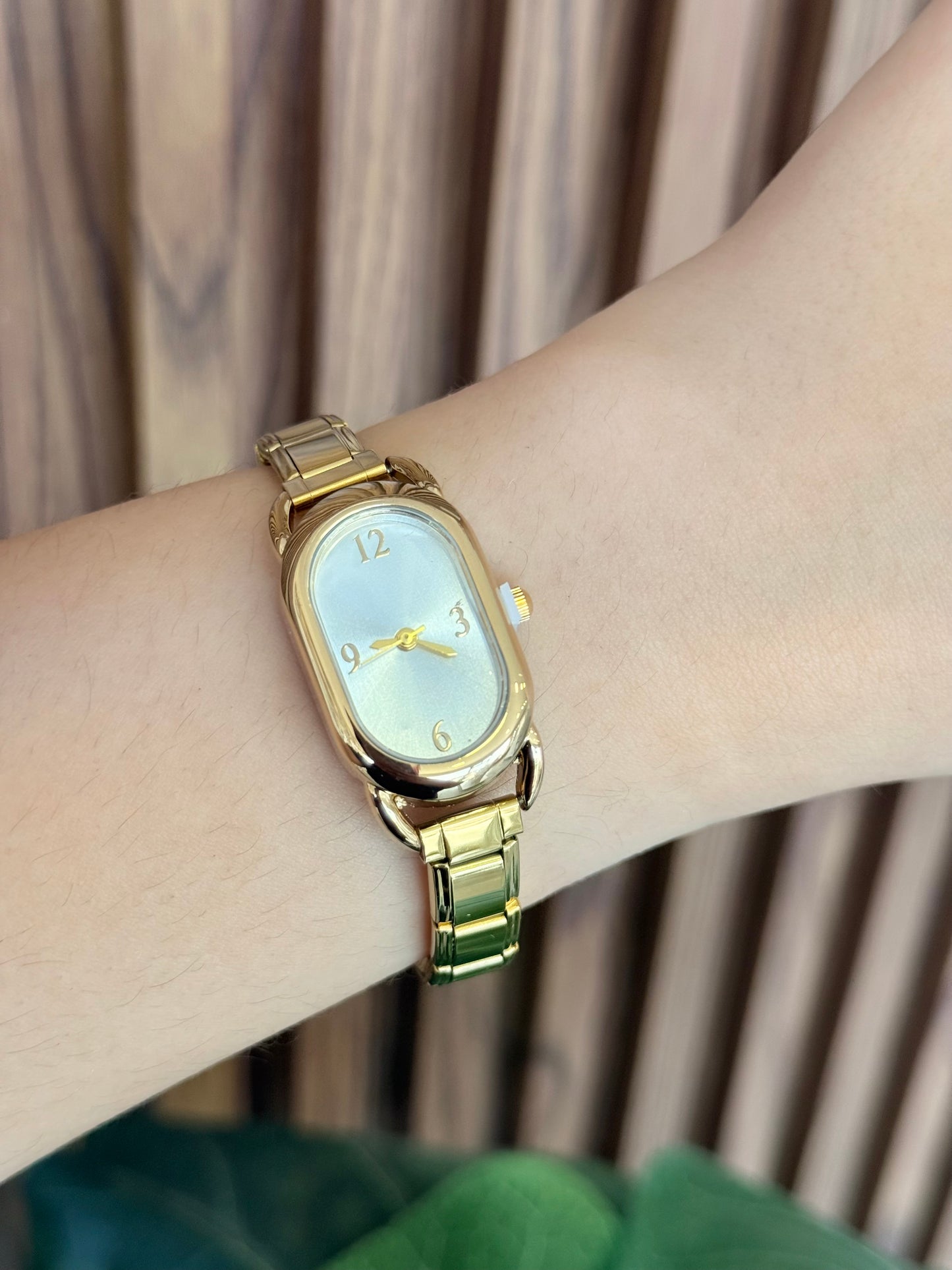 Reloj ovalado dorado fondo blanco # F16.1