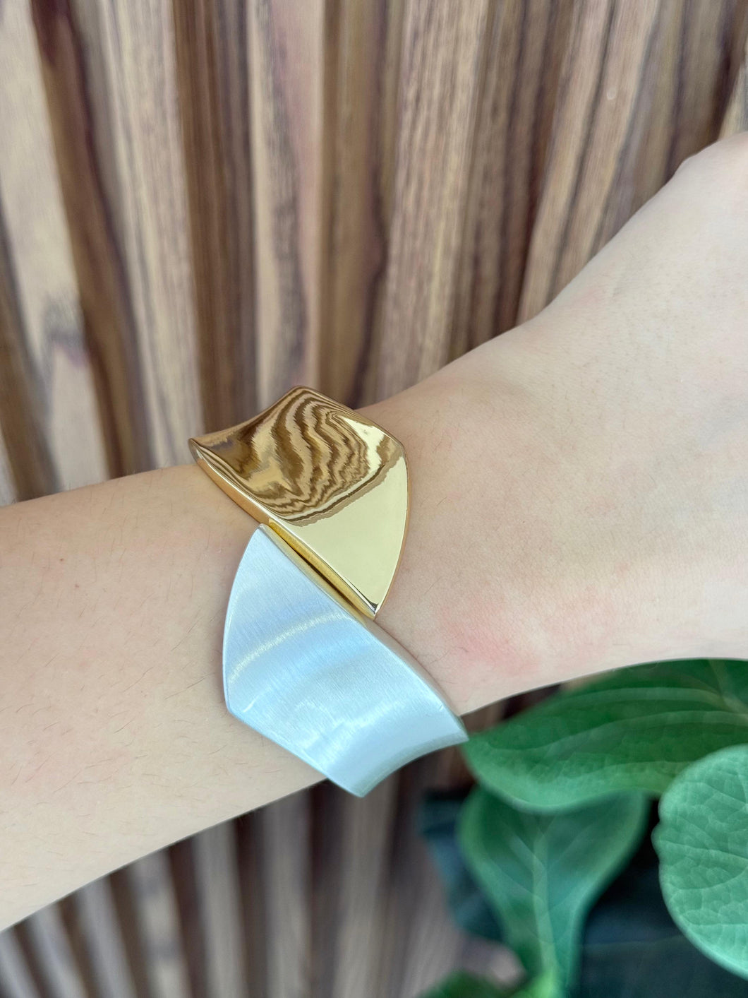 Pulsera bicolor blanco encontrada #H9