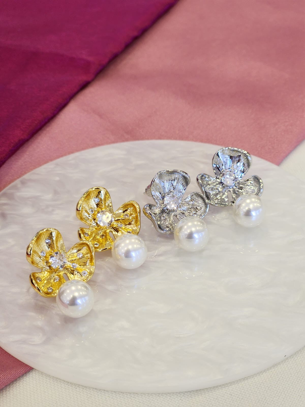 Aretes triple petalo con perla