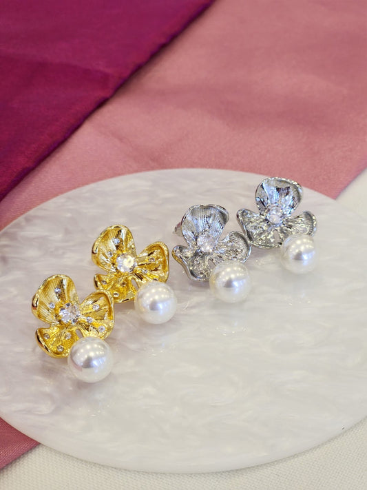 Aretes triple petalo con perla
