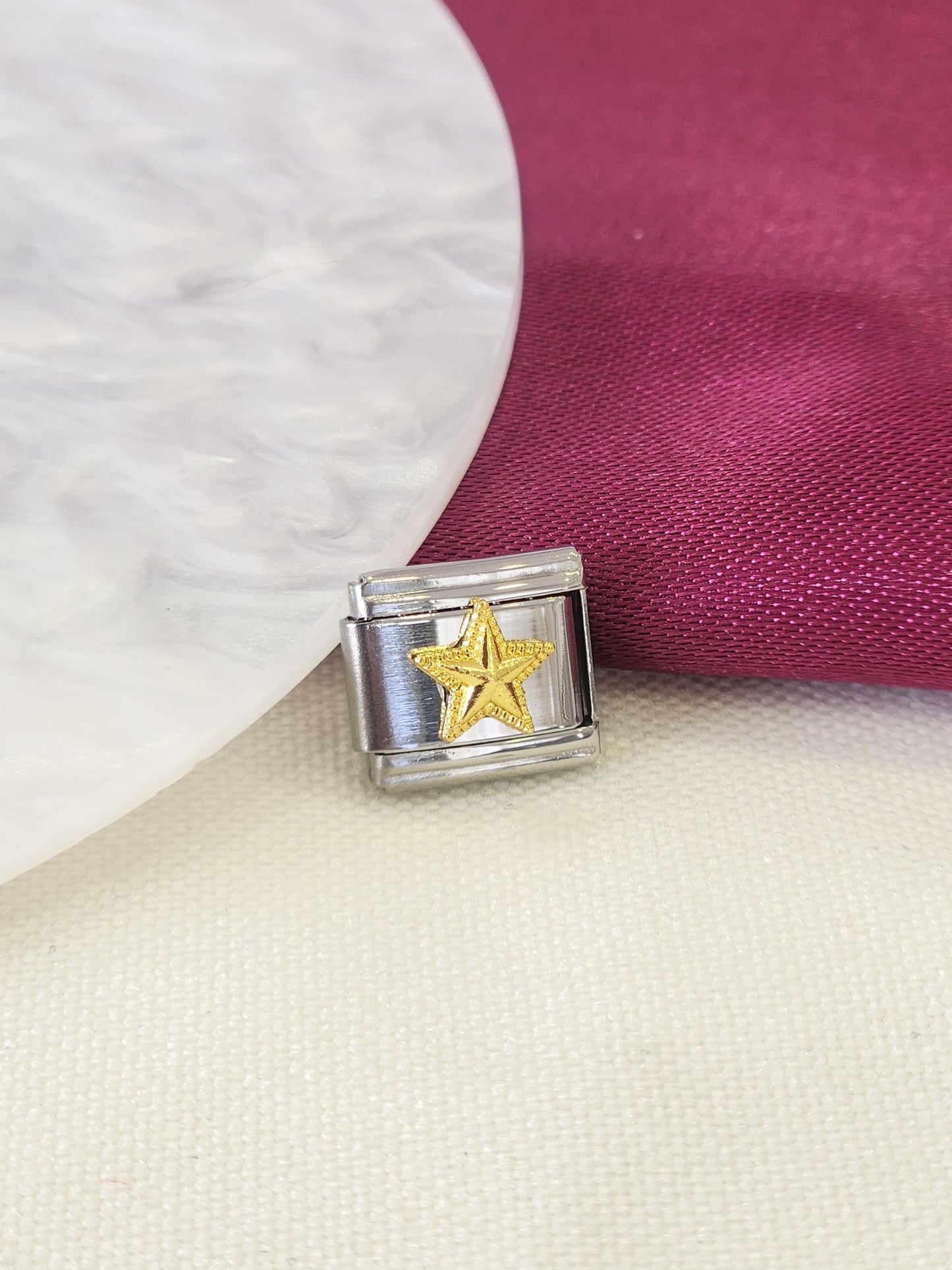 Charm estrella dorada contorno bolitas #14