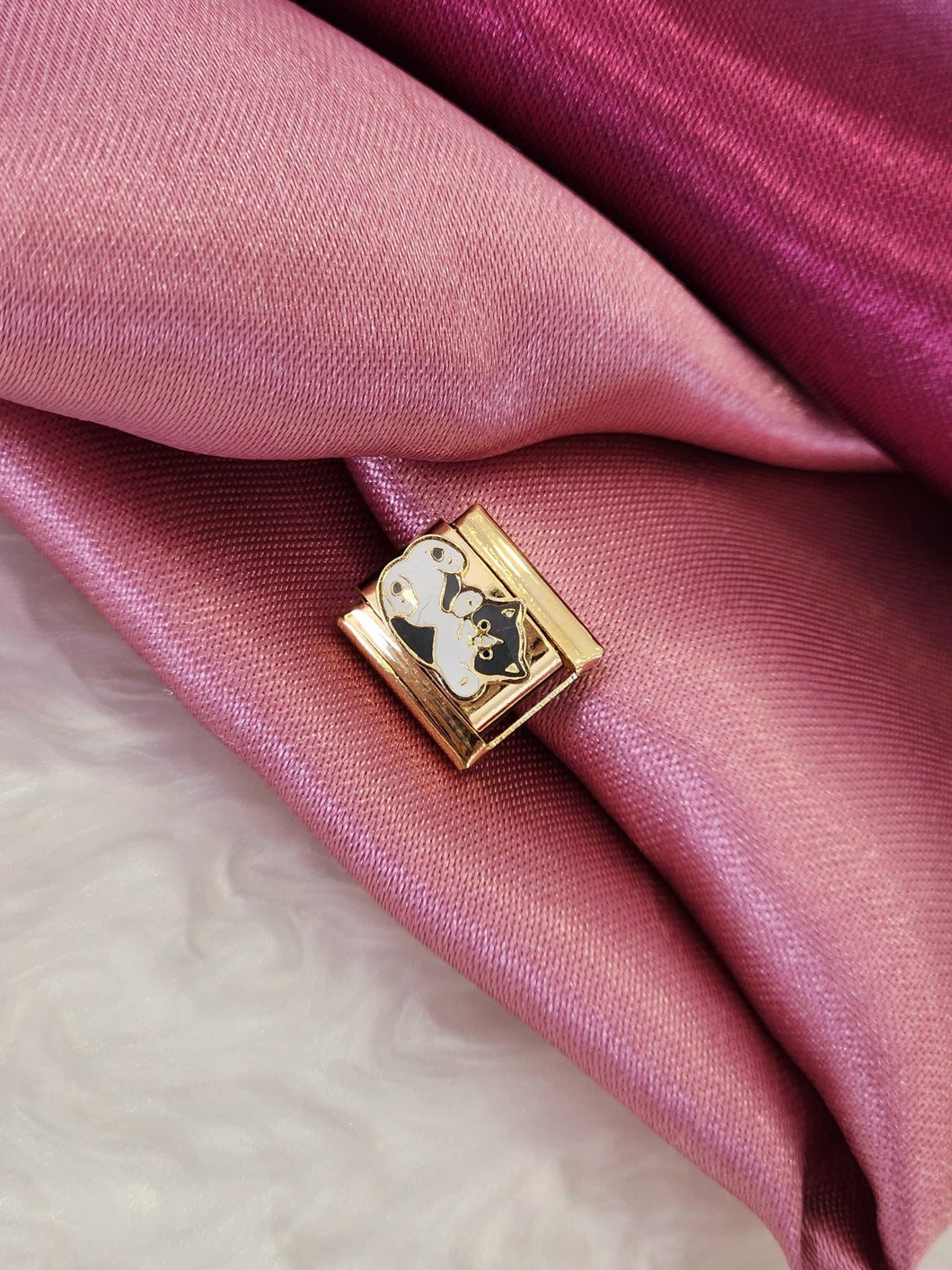 Charm gatito acostado