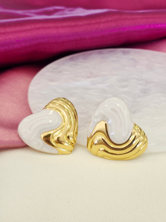 Aretes corazon combinado blanco dorado rayas
