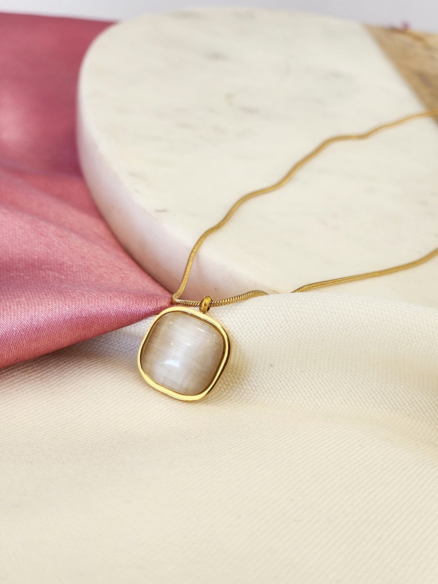 Collar perla beige oscura cuadrada #J14