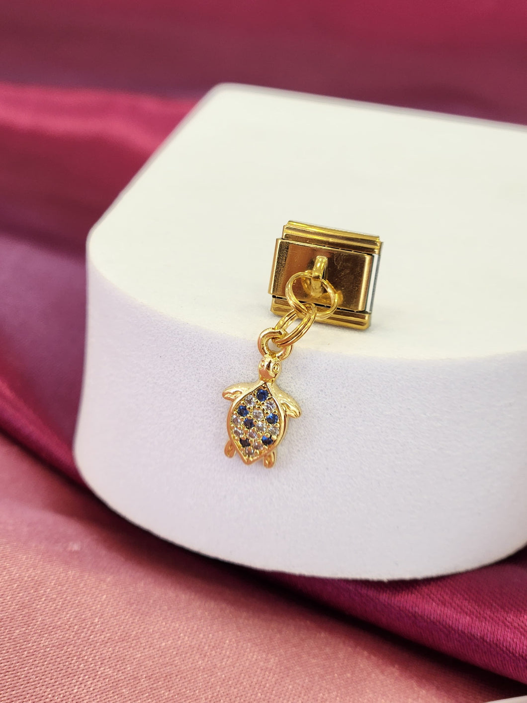 Charm tortuga dorada zirconia #10
