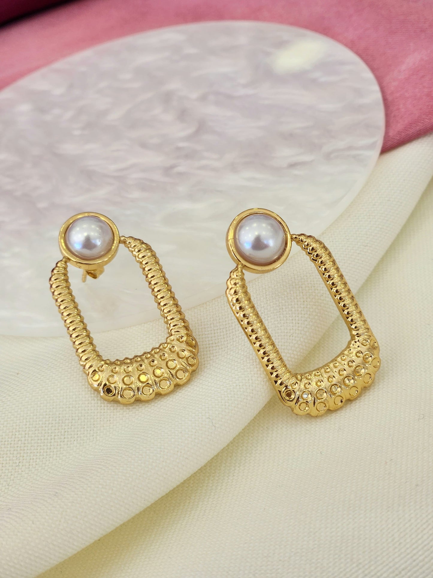 Aretes rectangulares textura con perla #A12